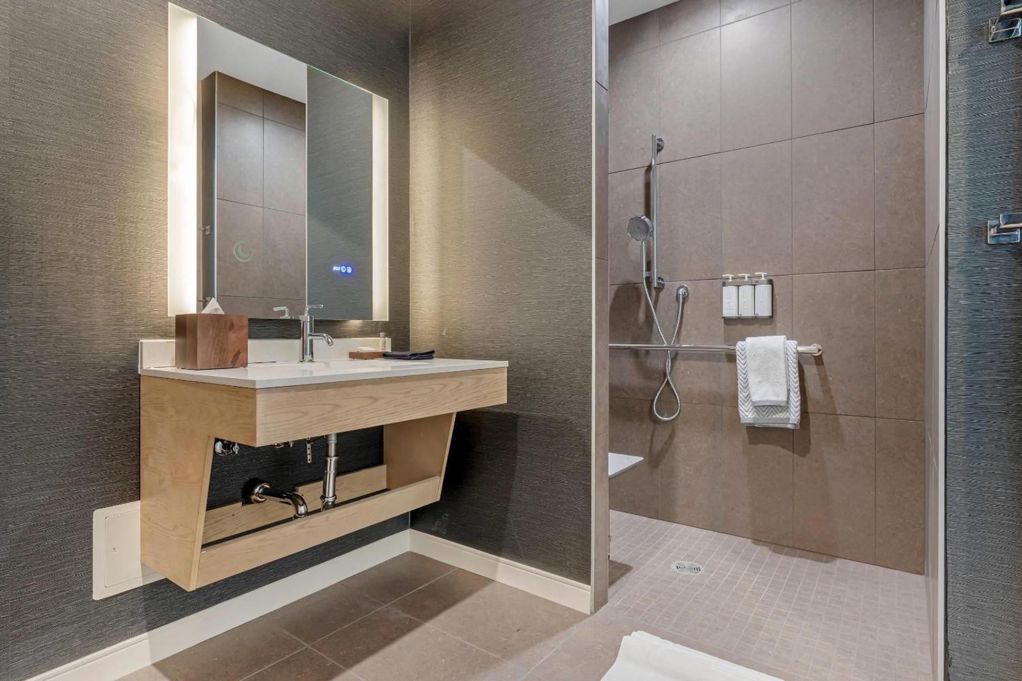 King Room Sofa or Roll Shower Disability Access or Non Smoking,1674040791:JPEG
